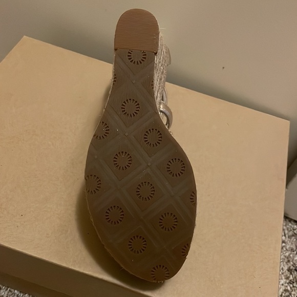 new UGG platforms,spring/summer. Gold metallic,never worn, original box. - Picture 11 of 12